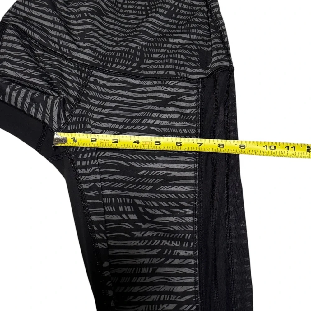 Lululemon Striped‎ Gray Black Zebra Legging Athletic Yoga Pants Women's 26 Waist
